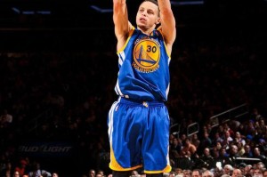  库里三分绝杀雷霆迎五连胜  