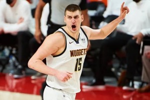  约基奇蝉联常规赛MVP创中锋历史纪录  