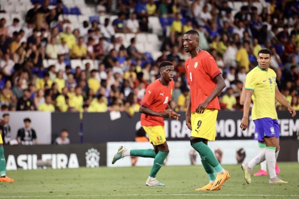  梅斯德比战万人空巷激情四射  